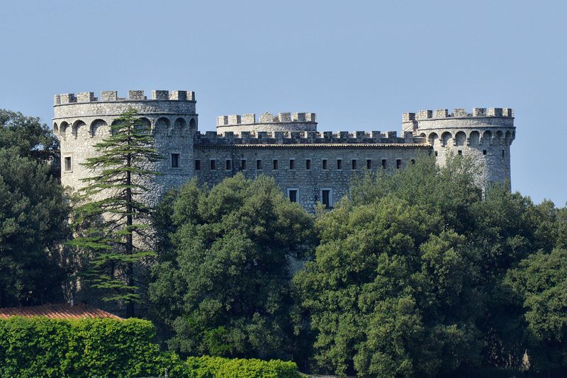Il Castello Pignatelli di Monteroduni, con le torri merlate sopra gli alberi