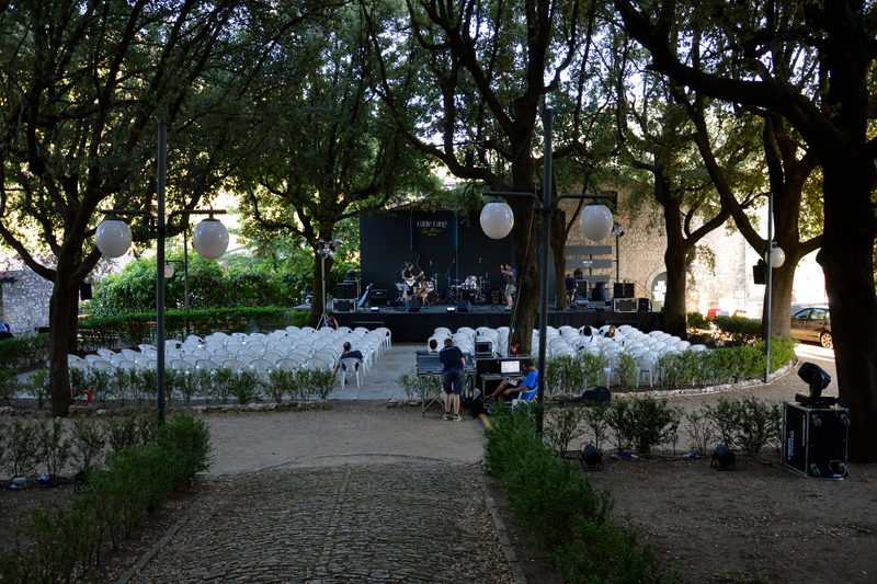 Il palco dell’Eddie Lang Jazz Festival nei giardini del Castello Pignatelli, prima di un concerto