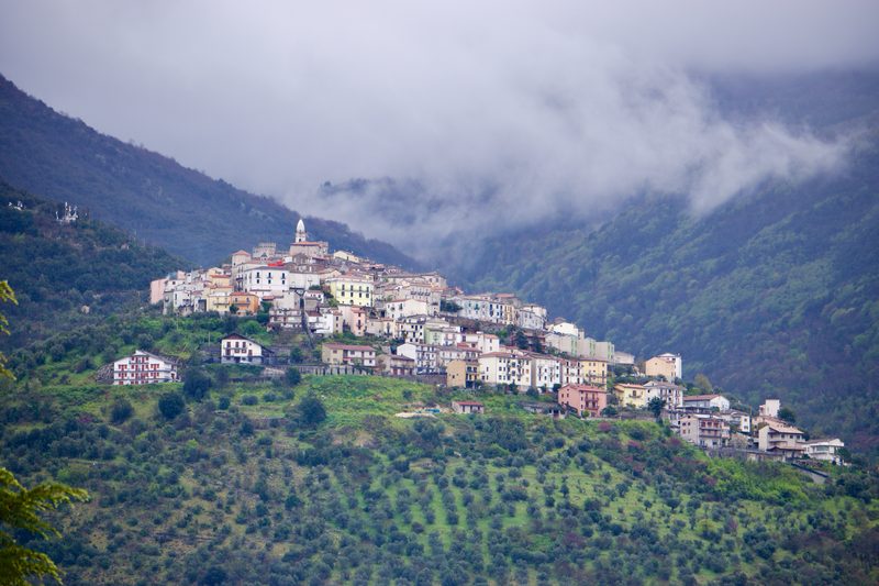 Monteroduni sulla collina, tra uliveti e montagne coperte di nuvole