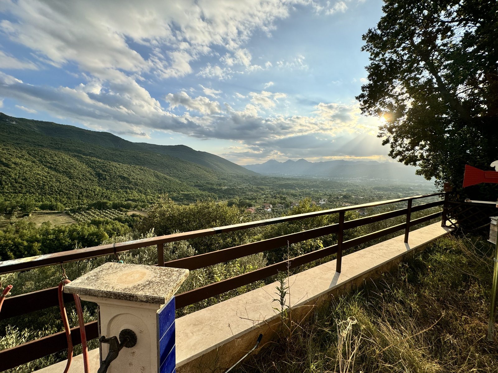 La valle del Volturno vista dalla corte della casa
